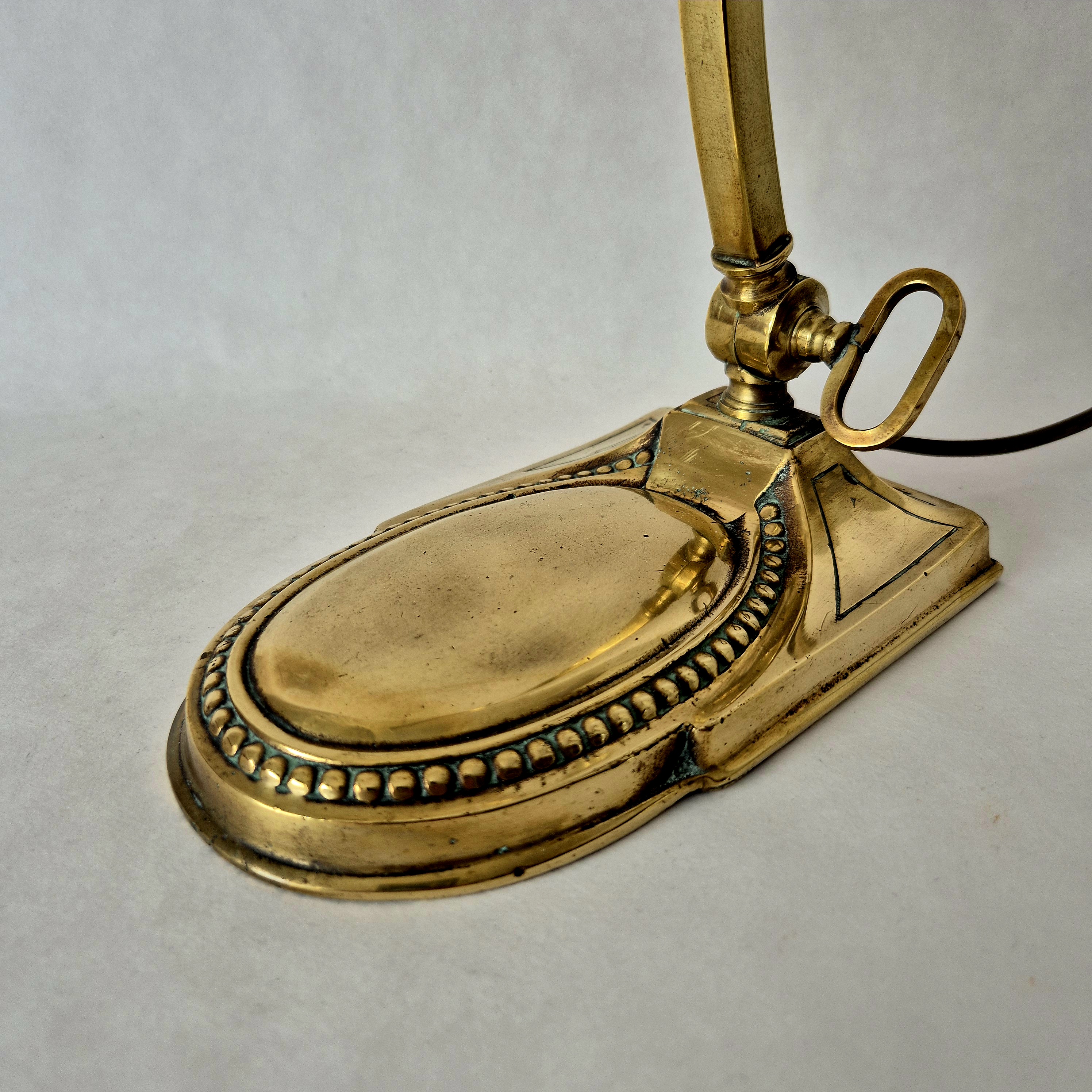 Art Deco tafellamp met satijnglazen kap