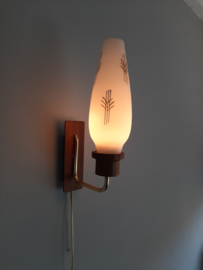 Jaren 50 wandlampje | hout met glazen kapje en messing armatuur