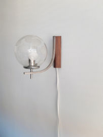 Jaren 60 wandlamp, metaal met glazen bol