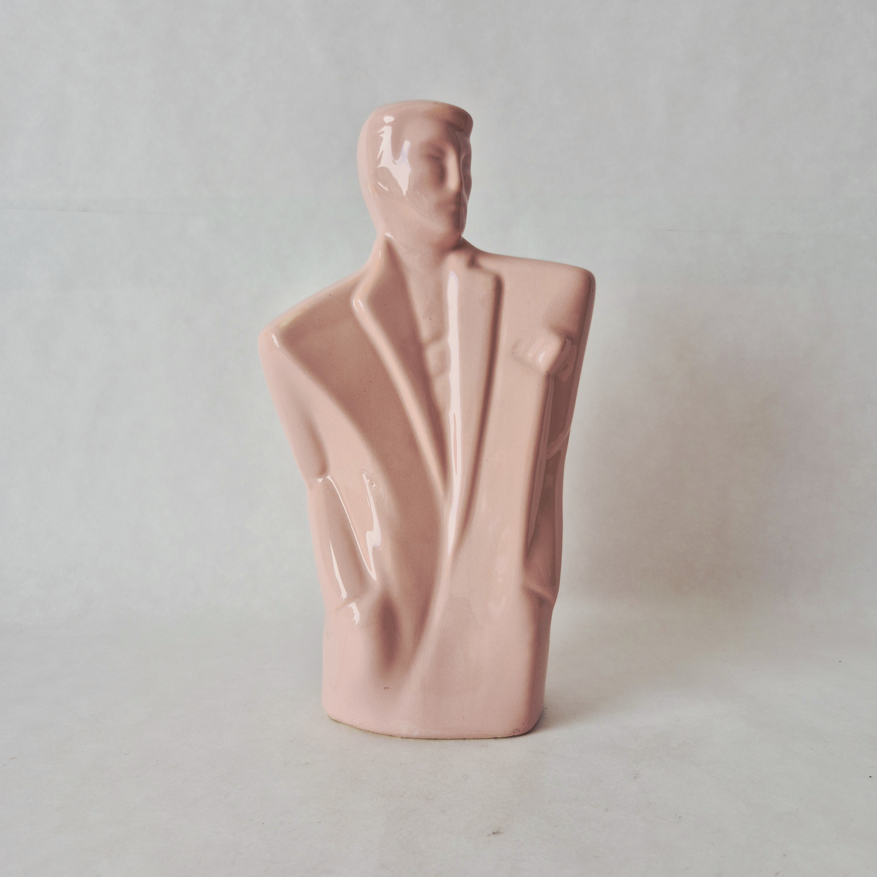 Jaren 80 keramisch beeld man roze | Vintage beeld Memphis stijl | Lindsey B Balkweill style figurine