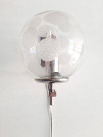 Jaren 60 wandlamp, metaal met glazen bol