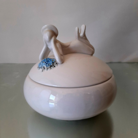 Bonbonschaal Goût | Vintage bonbonnière Goût by Vaga Int. | Meisje met vergeet-me-nietjes