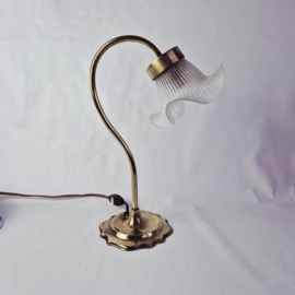 Art Nouveau tafellamp met satijnglazen kap