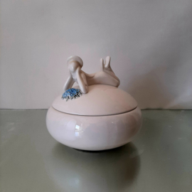 Bonbonschaal Goût | Vintage bonbonnière Goût by Vaga Int. | Meisje met vergeet-me-nietjes