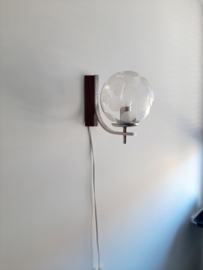 Jaren 60 wandlamp, metaal met glazen bol