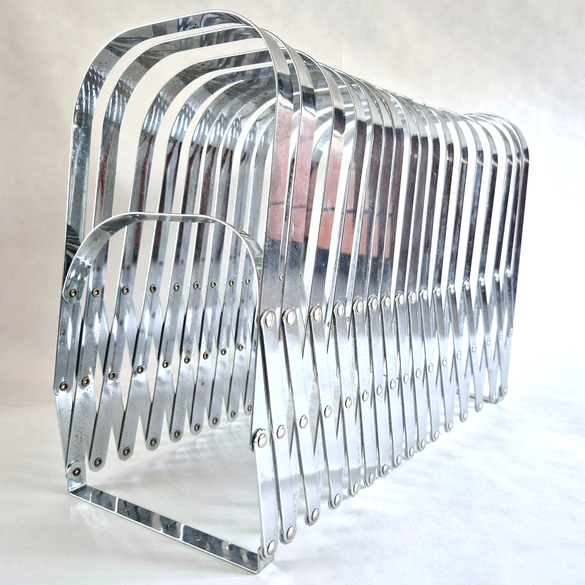Chromen harmonica tijdschriften of LP rek van Luther Evans voor Present Time