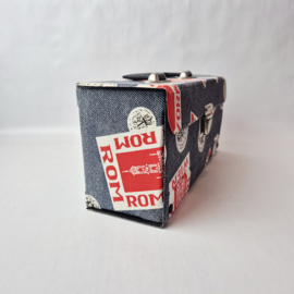 Vintage cassettekoffer met jeansprint en landenstempels