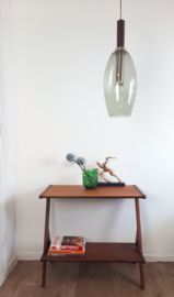 Stijlvolle jaren 70 hanglamp, glazen kap met houten armatuur