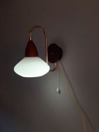 Prachtig Deens design jaren 50 wandlampje, hout met glazen kapje