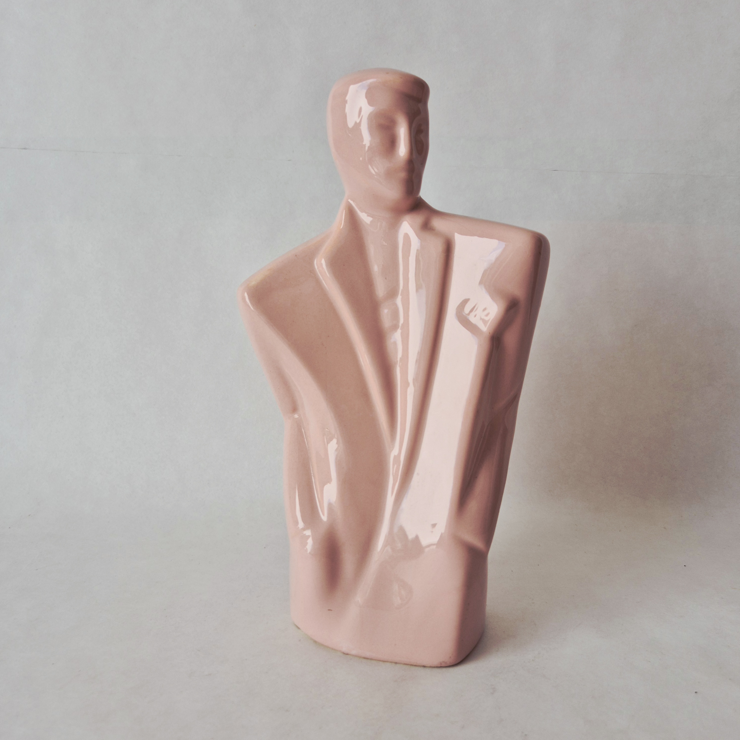 Jaren 80 keramisch beeld man roze | Vintage beeld Memphis stijl | Lindsey B Balkweill style figurine