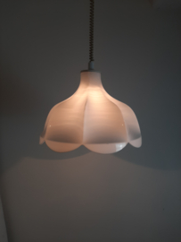 Jaren 70 wit kunststof hanglamp in de vorm van een bloem