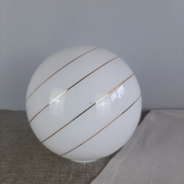 Hollywood Regency lampenkap bol  | Witte bol met gouden strepen