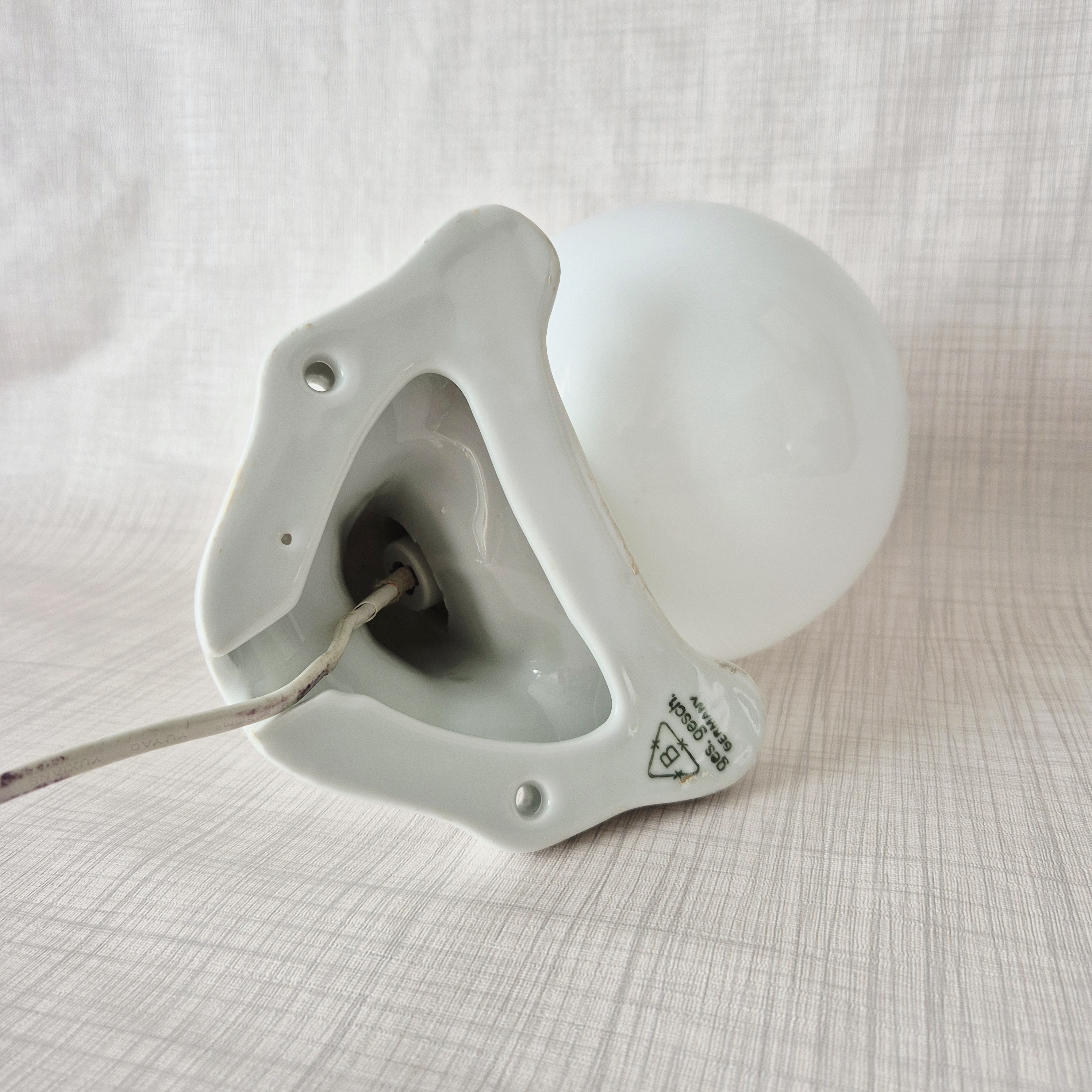 Wandlamp porselein Ges. Gesch. Germany | Porseleinen wandlamp uit de jaren 30