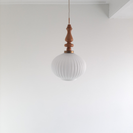 Vintage hanglamp met melkglazen lampenkap en houten armatuur, Japandi