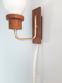 Jaren 50 wandlampje | hout met glazen kapje en messing armatuur