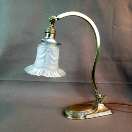 Art Deco tafellamp met satijnglazen kap