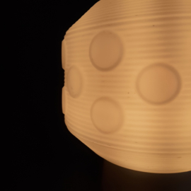 Jaren 60 plafondlamp | Schroefbol | Opaline glas bewerkte bol | Bakeliet