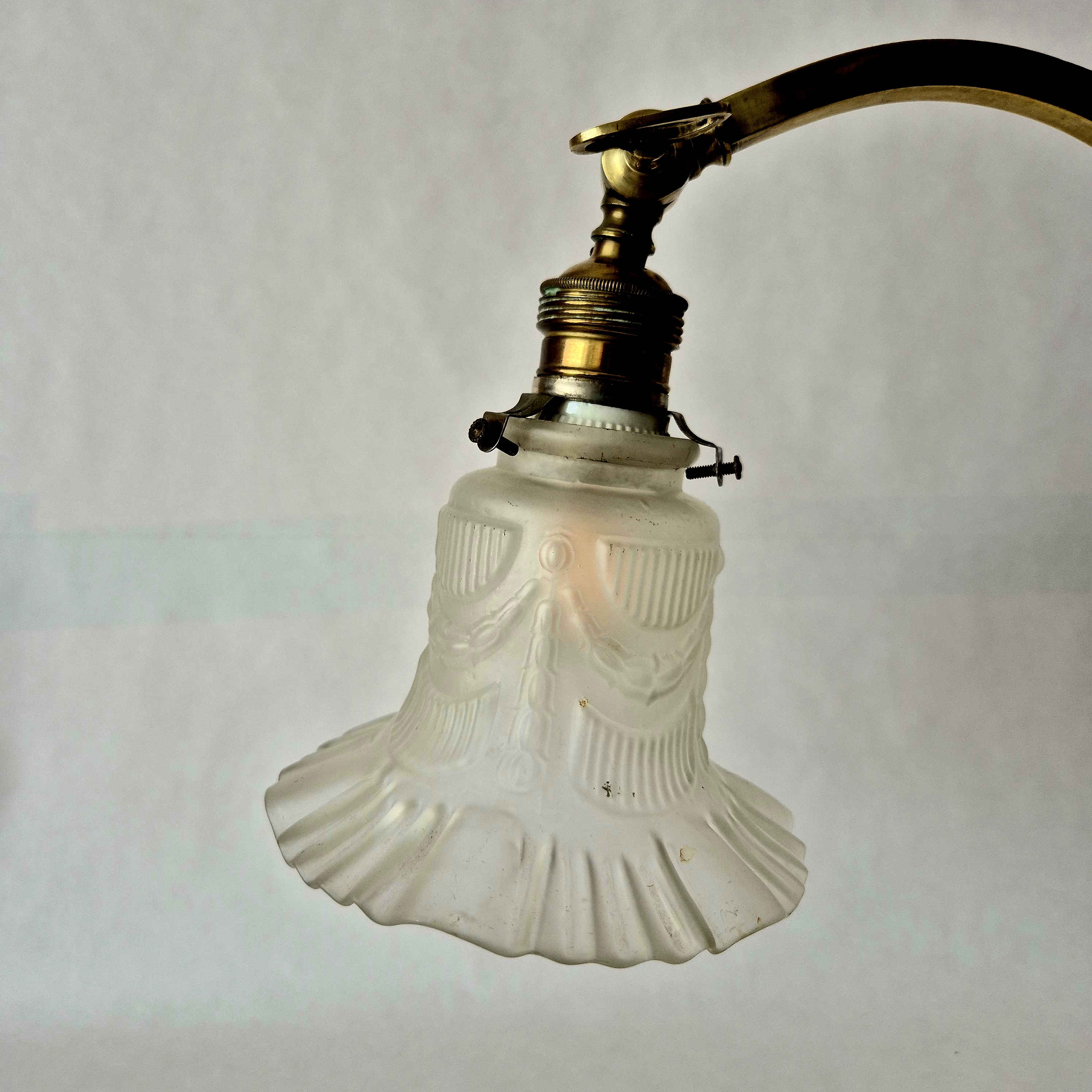 Art Deco tafellamp met satijnglazen kap