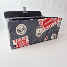 Vintage cassettekoffer met jeansprint en landenstempels