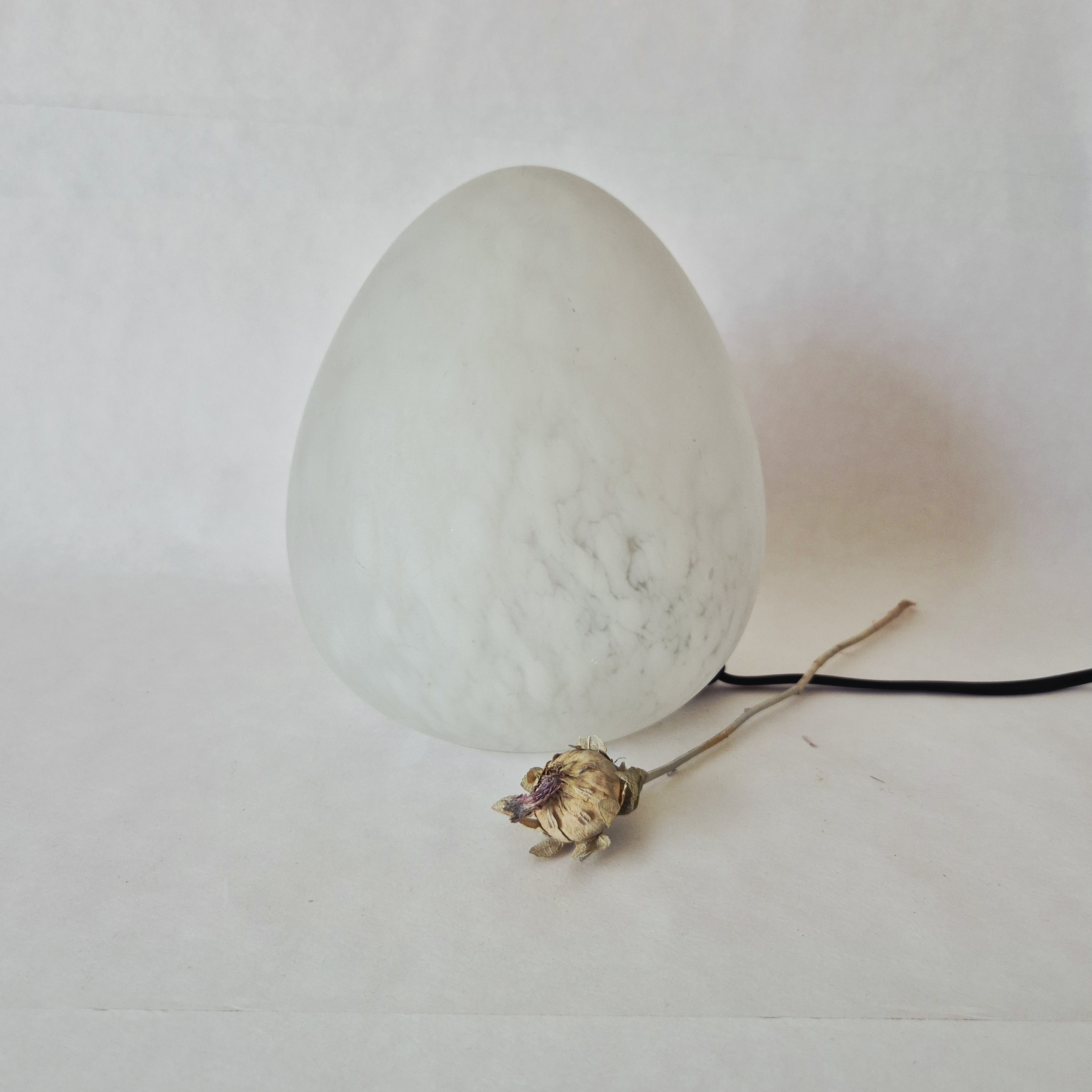 Tafellamp W.L.P. in eivorm | Vintage glazen lamp uit de jaren 80