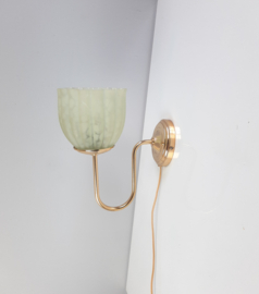 Vintage wandlamp met groen gewolkt glas