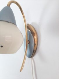 Jaren 50 wandlamp, koperen frame met melkglazen kapje