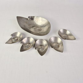 Vintage pindaset gehamerde tin