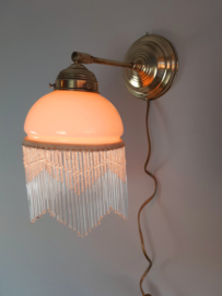 Vintage, witte wandlamp met kralenfranje | Glazen wandlamp