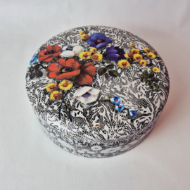 Koektrommel met bloemenmotief en kant