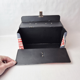 Vintage cassettekoffer met jeansprint en landenstempels