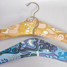 Kledinghangers uit de jaren 70 met psychedelisch patroon