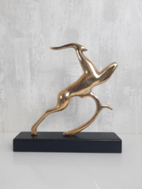 Vintage koperen beeld hert, gestileerd dier, art deco stijl