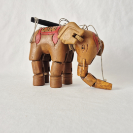 Vintage handgemaakte marionet in de vorm van een olifant