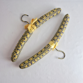 Vintage stoffen kledinghangers jaren 60 | Set van 2