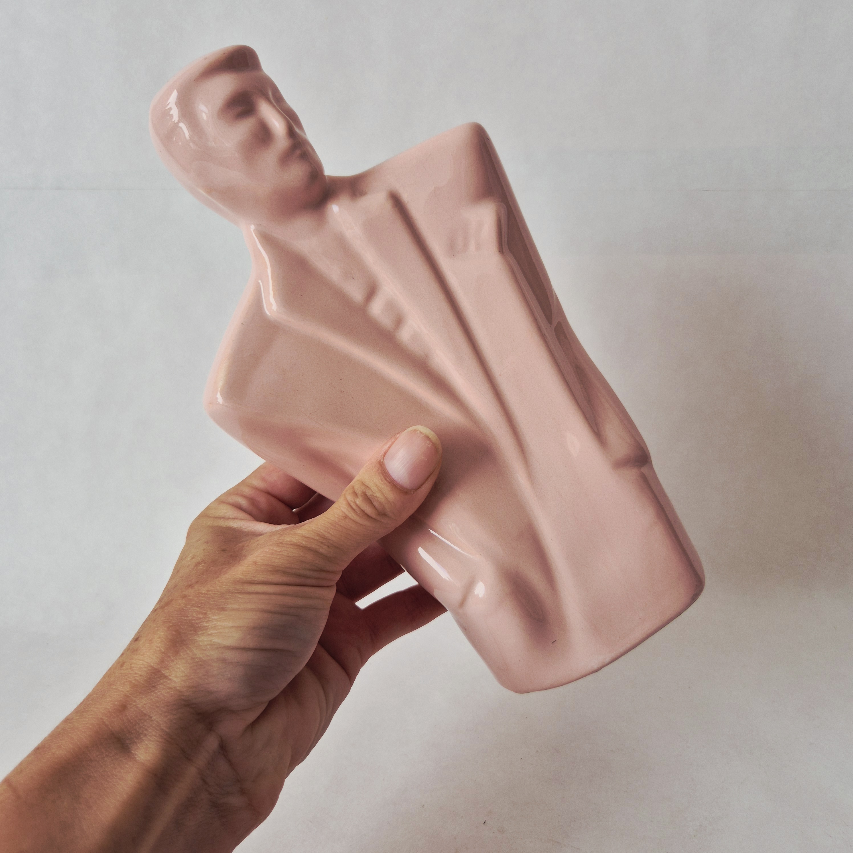 Jaren 80 keramisch beeld man roze | Vintage beeld Memphis stijl | Lindsey B Balkweill style figurine
