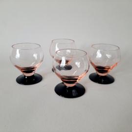 Set roze Art Deco glazen met paarse voet | Vintage glazen | Set van 4 glazen