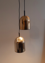 Set van 2 vintage hanglampen Vrieland design met goudkleurige lampenkap, 80s design