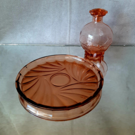 Franse vintage roze likeurset, likeurfles met glazen en bord