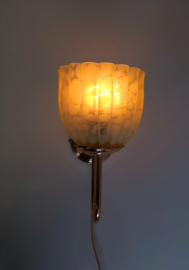 Vintage wandlamp met groen gewolkt glas