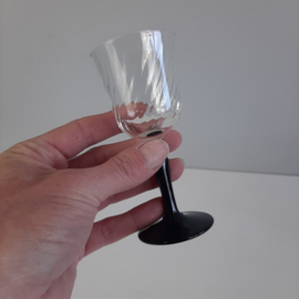 Set van 4 vintage likeurglazen | Glazen met zwarte voet en gedraaid glas | France | Jaren 20 stijl