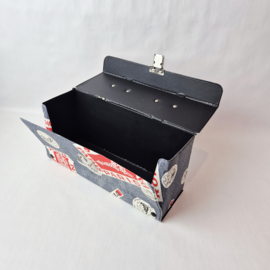 Vintage cassettekoffer met jeansprint en landenstempels