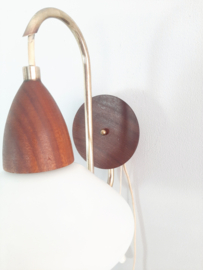 Prachtig Deens design jaren 50 wandlampje, hout met glazen kapje