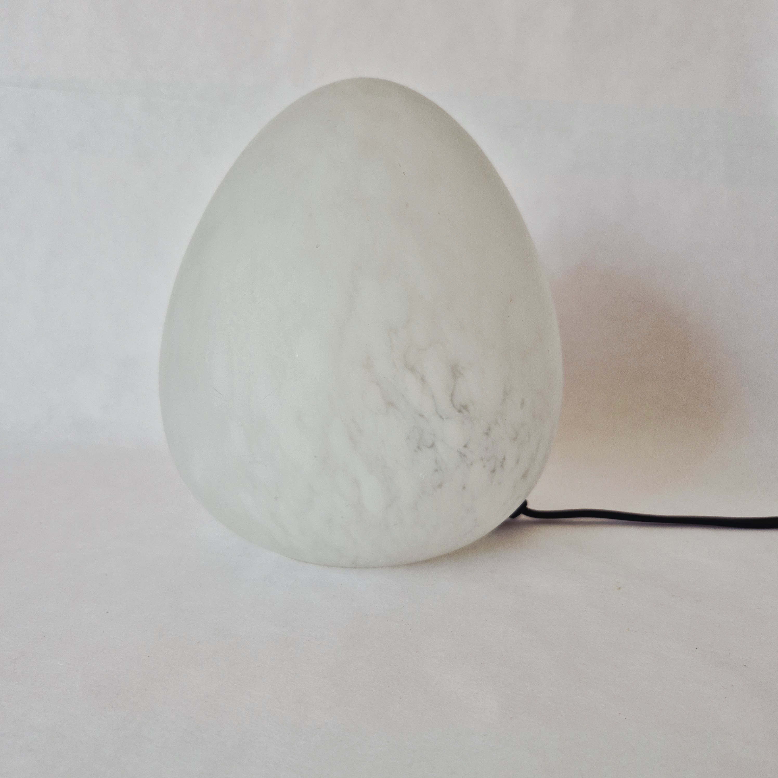 Tafellamp W.L.P. in eivorm | Vintage glazen lamp uit de jaren 80