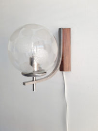 Jaren 60 wandlamp, metaal met glazen bol