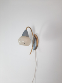 Jaren 50 wandlamp, koperen frame met melkglazen kapje