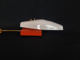 Jaren 70 wandlamp oranje met kunststof kap