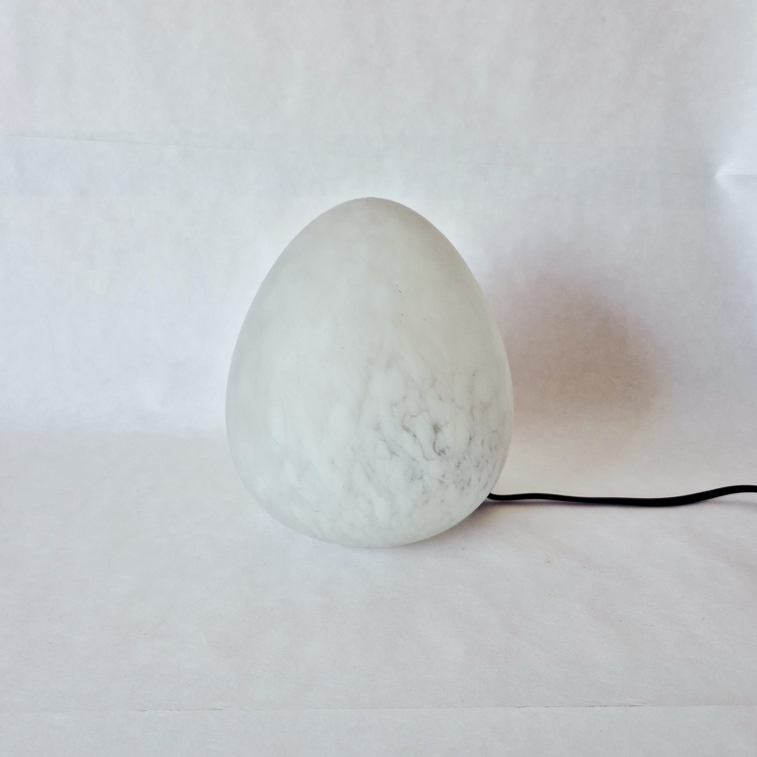 Tafellamp W.L.P. in eivorm | Vintage glazen lamp uit de jaren 80