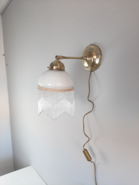 Vintage, witte wandlamp met kralenfranje | Glazen wandlamp