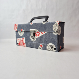 Vintage cassettekoffer met jeansprint en landenstempels