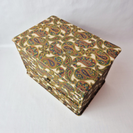 Vintage stoffen ladekastje met paisley print
